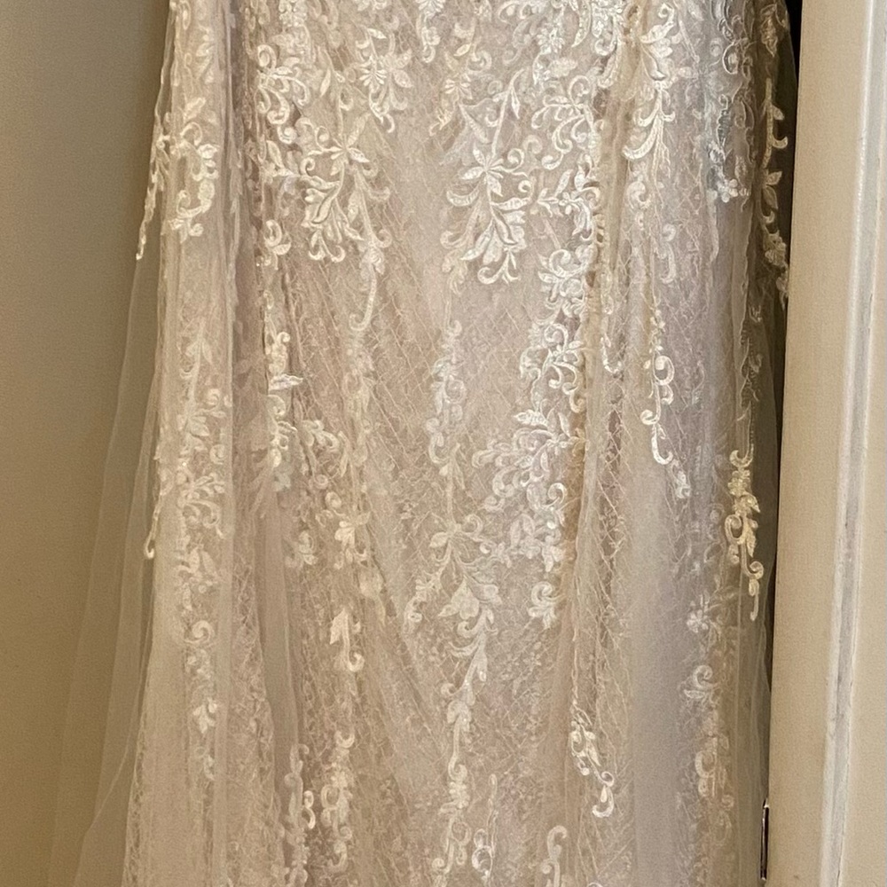 New with tag David’s Bridal wedding gown - Picture 6 of 8